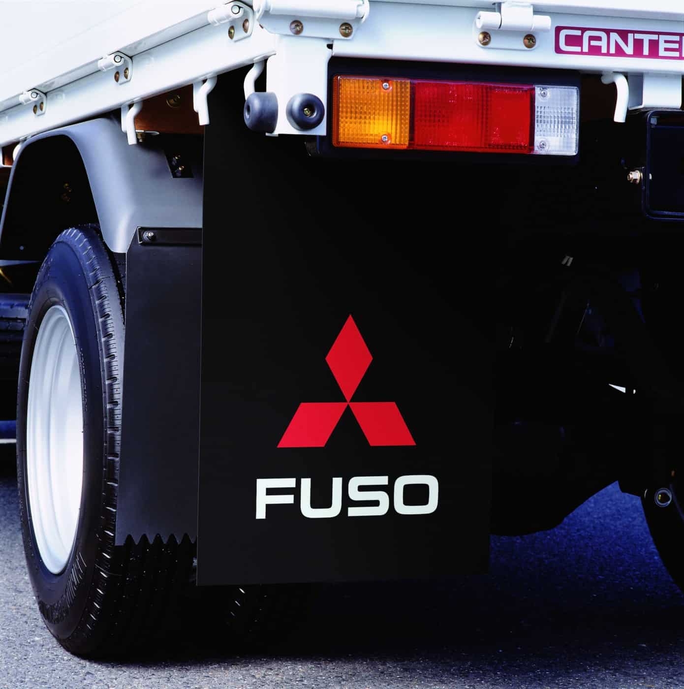 FUSO-roiskeläpät suojaavat ajoneuvoa, matkustajia, muita ajoneuvoja ja jalankulkijoita renkaiden nostattamalta kuralta ja lialta.
