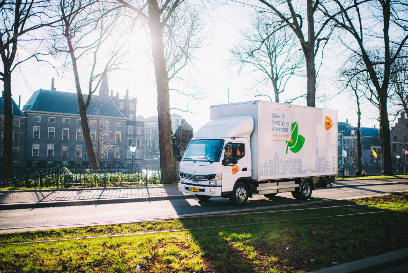 PostNL toteuttaa täyssähköisellä FUSO eCanterilla keskusta-alueiden jakeluliikenteen esimerkillisellä tavalla – paikallisesti päästöttömästi ja meluttomasti.