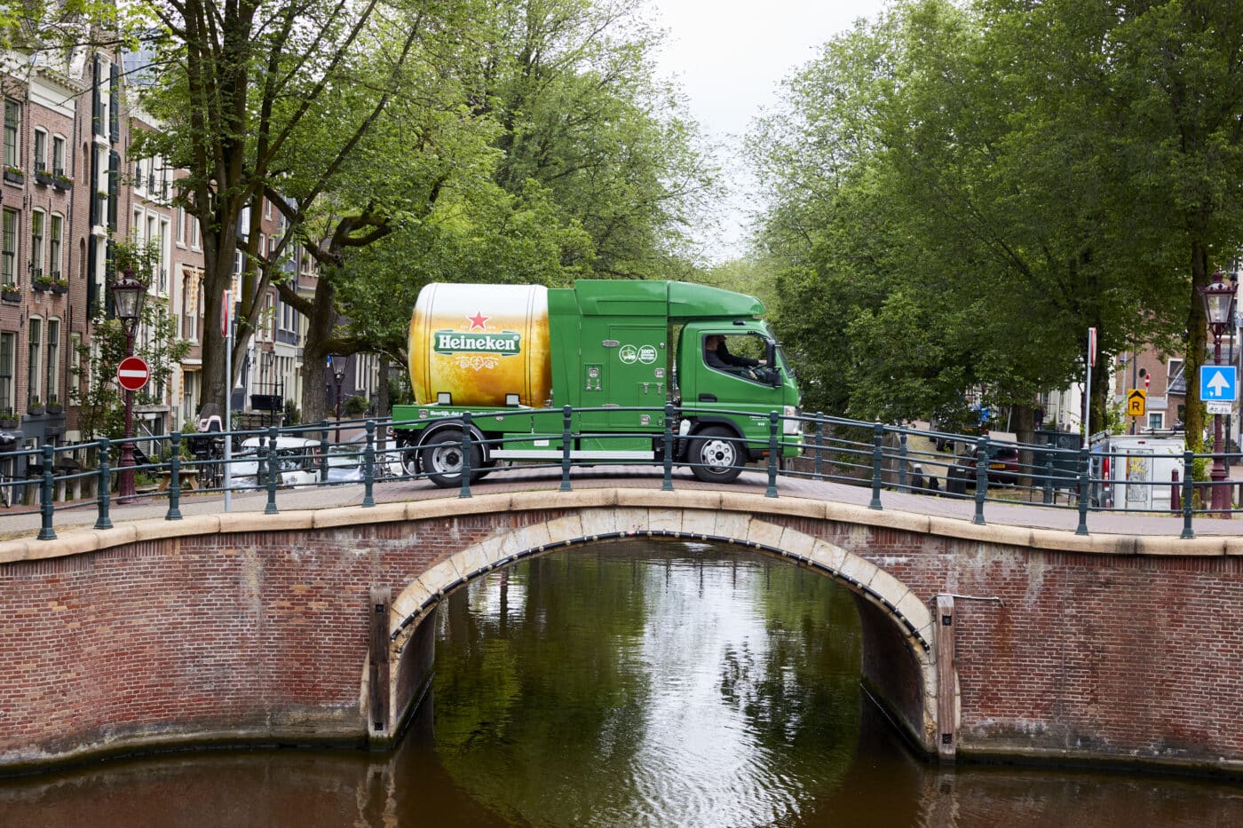 Erikoissäiliörakenteella varustettu täyssähköinen FUSO eCanter toimittaa Amsterdamissa Heinekenin olutta päästöttömästi ja hiljaisesti.