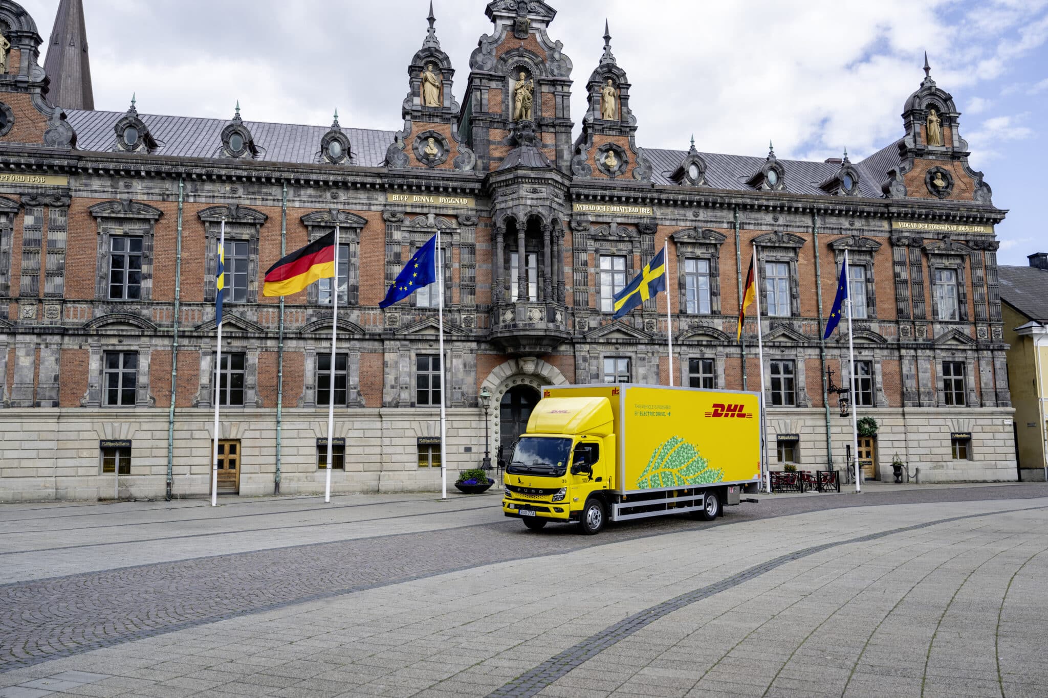 FUSO eCanter in Schweden: Falkenklev Logistik fährt elektrisch für DHL in MalmöFUSO eCanter in Sweden: Falkenklev Logistik electrifies its routes for DHL in Malmö